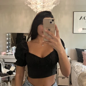 Svart topp från H&M - En söt topp med ballongärmar köpt från H&M. Aldrig använd, endast testad. Storlek 36, men hade rekommenderat till någon som har 34 då den är liten i storleken 