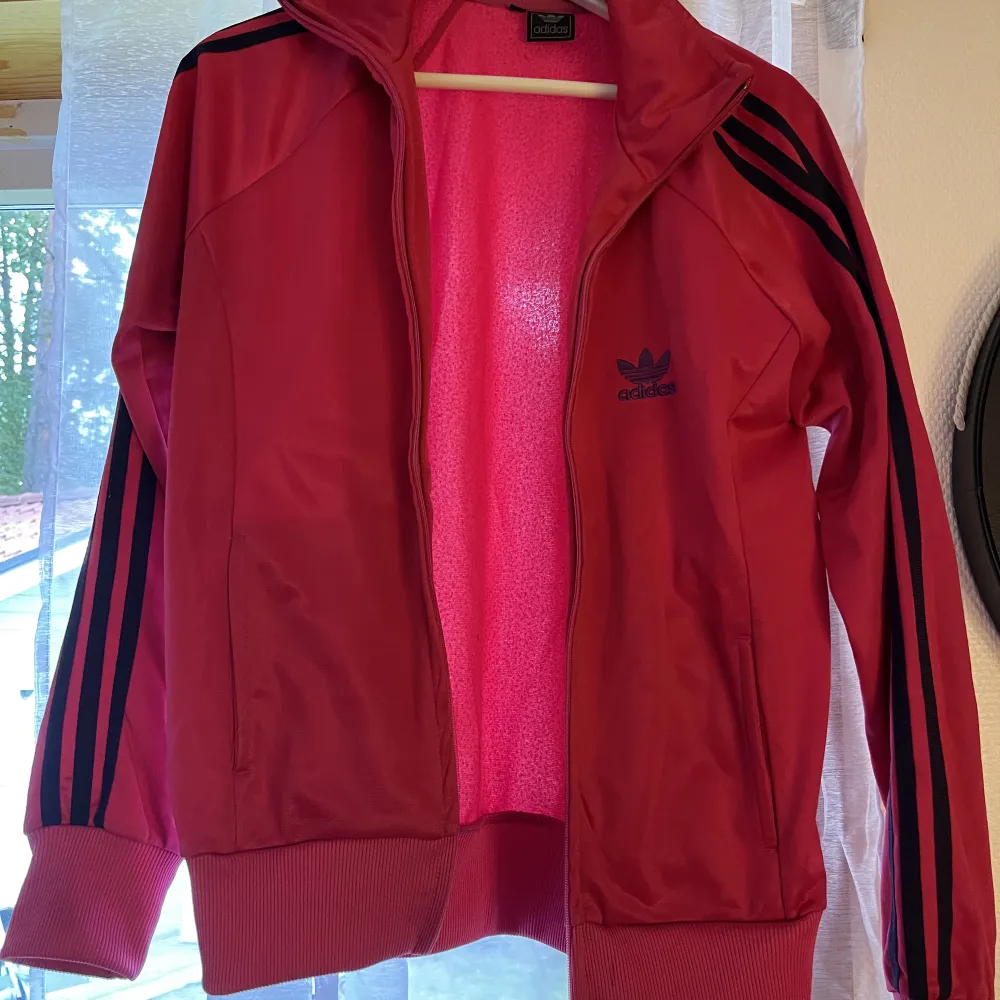 En mörkrosa adidas tröja i storlek large. Hoodies.