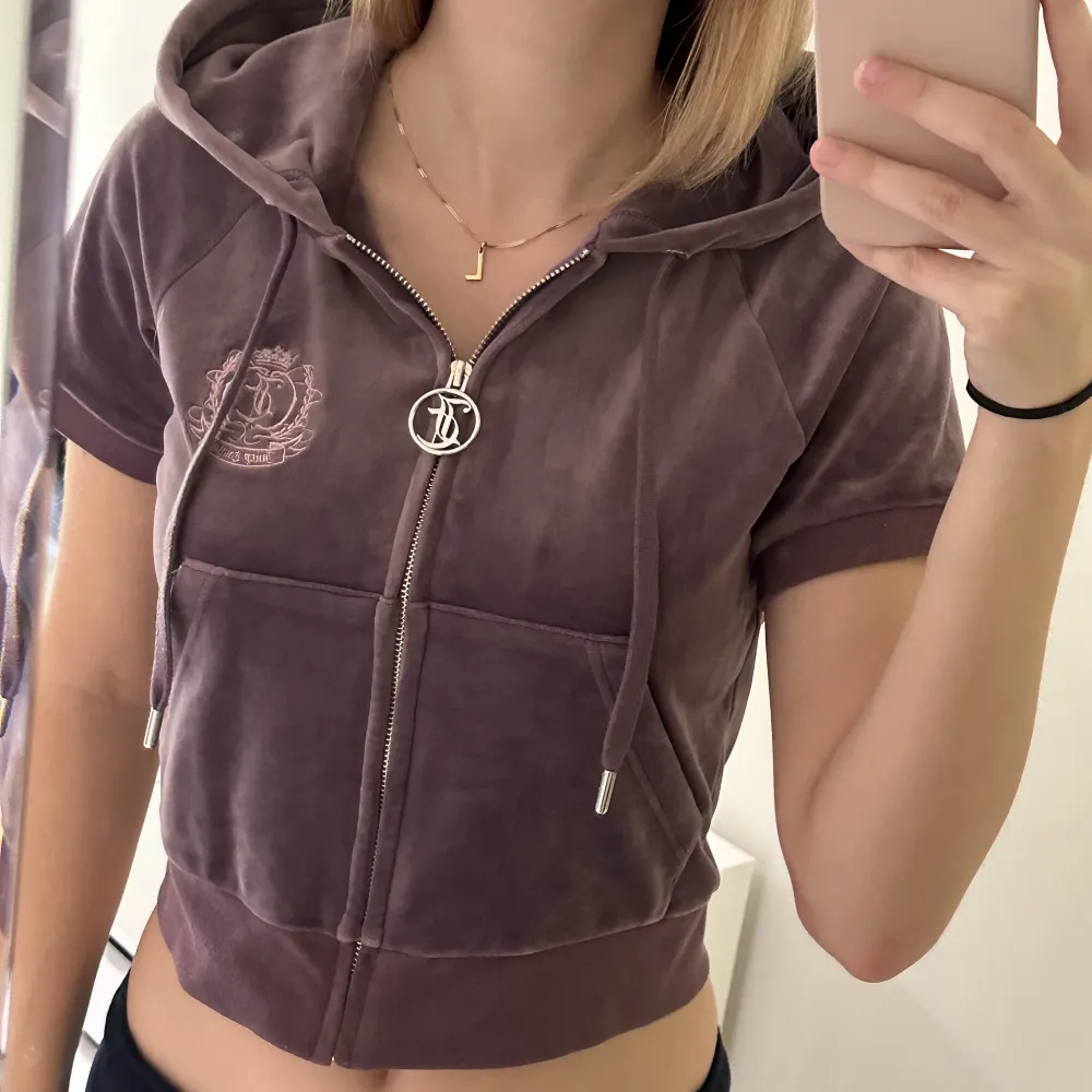 Säljer en jättesnygg hoodie från juicy couture! 💕💕 den är i jättebra skick och knappt använd. Den är i storlek M. Jag har vanligt vis S och den är lite stor på mig. Tryck gärna på ”köp nu” knappen 🫶🏻. Hoodies.