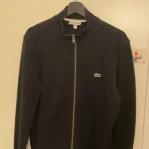 Lacoste tröja beställd från Boozt.Com. Har endast testat den så det är som ny  :) 