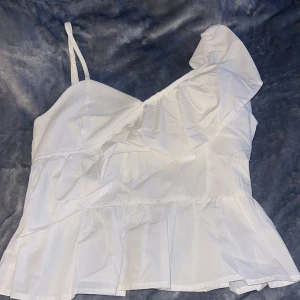 Vit blus  - Jätte fin vit top, tyvärr för liten vid bysten för mig, Testad 1 gång💗