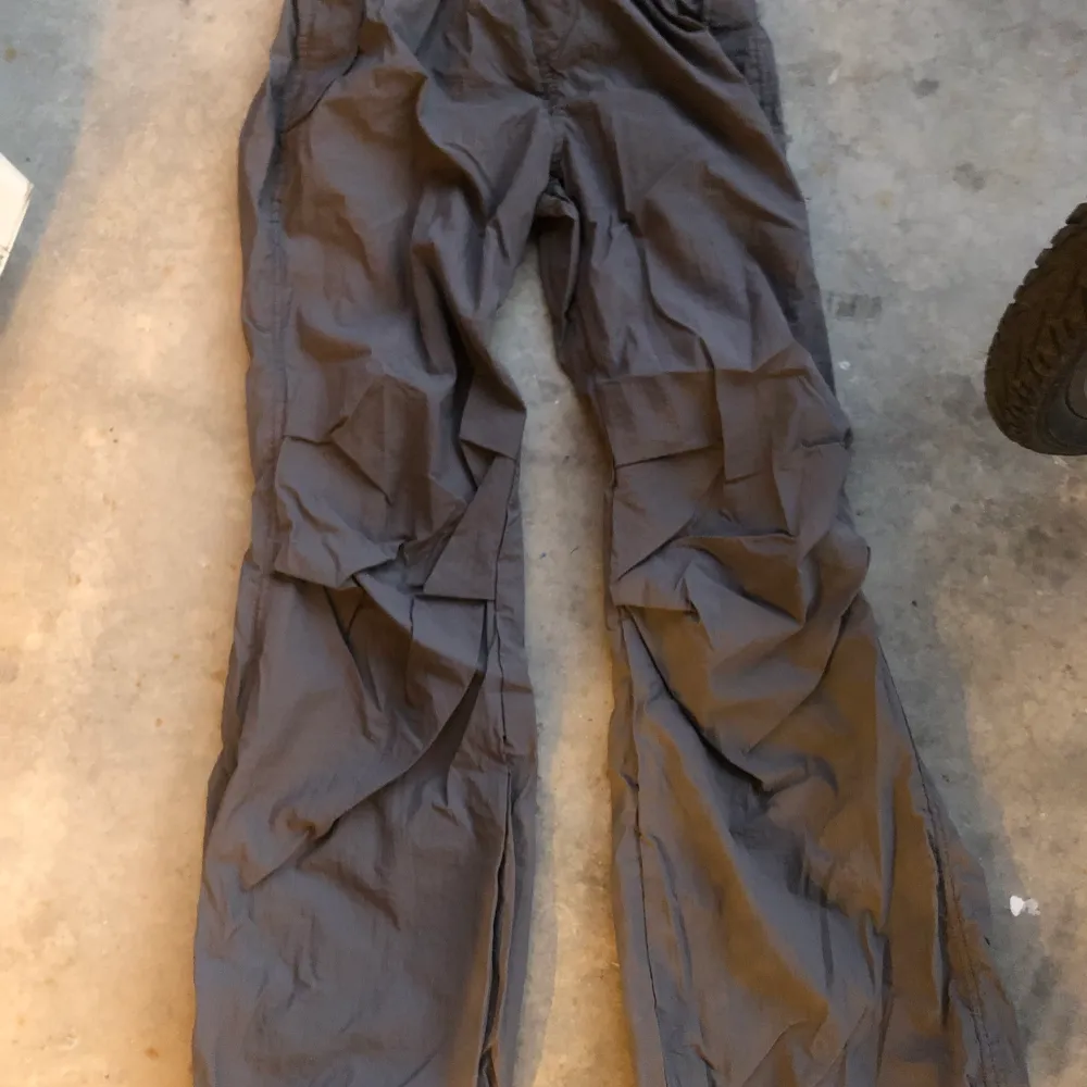 Bersha low/mid waist parachute pants. Eur: S.   Usa: S.   Mex: 26.  Made in Turkey. Barely been worn.. Jeans & Byxor.