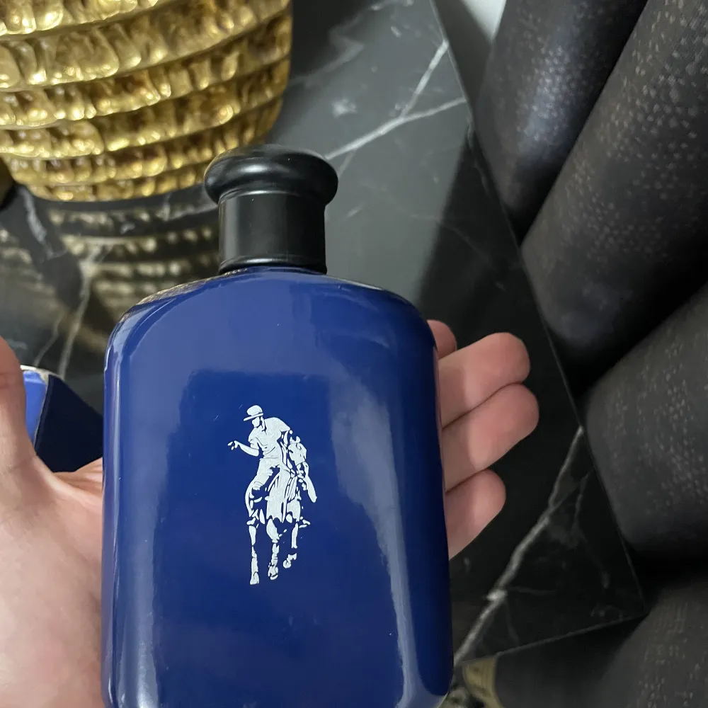 Anledningen till varför det säljs är att jag fick det som present och redan använder Yves Saint Laurent parfymen. Jag har testat det några spray ungefär (12-15 spray)  En ny kostar 700-795 beroende på vart man köper ifrån.. Övrigt.