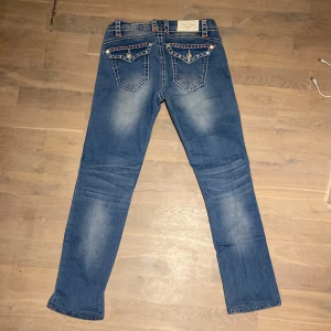 Blue monkey jeans - Ett par jätte fina blir monkey jeans i low waist.Dom är helt oanvänd i nytt skick 