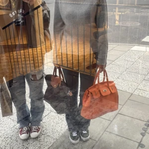 Orange Birkin  - Intressekoll på min orangea birkin liknande väska! 🧡Riktig statement väska och av så bra kvalitet! Passar perfekt till skolan då man får plats med massa. Pris kan diskuteras, hör av er vid intresse 🧡🫶🏼