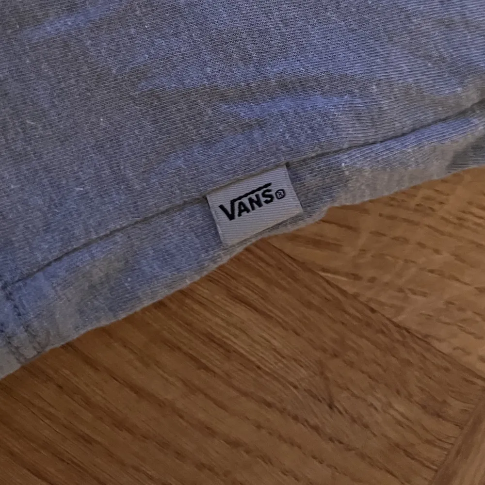 Säljer denna nya skit snygga vans tröja. Den är helt ny endast provad. Passar perfekt till alla stilar och under en Hoodie. Kan gå ner i pris vid snabb affär! Som sagt helt ny!. T-shirts.