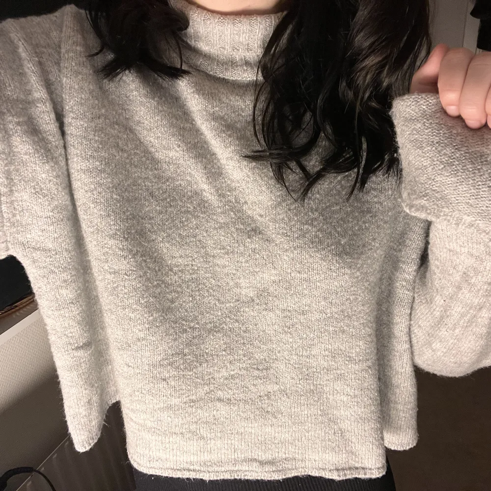 Säljer min gråa stickade tröja med en liten polo krage. Älskar denna tröjan och går att matcha med allt ish. Inga defekter alls<3 . Stickat.