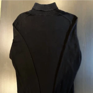 Polotröja - Svart polotröja i tunt material. Sitter ganska skönt och har bra passform. 