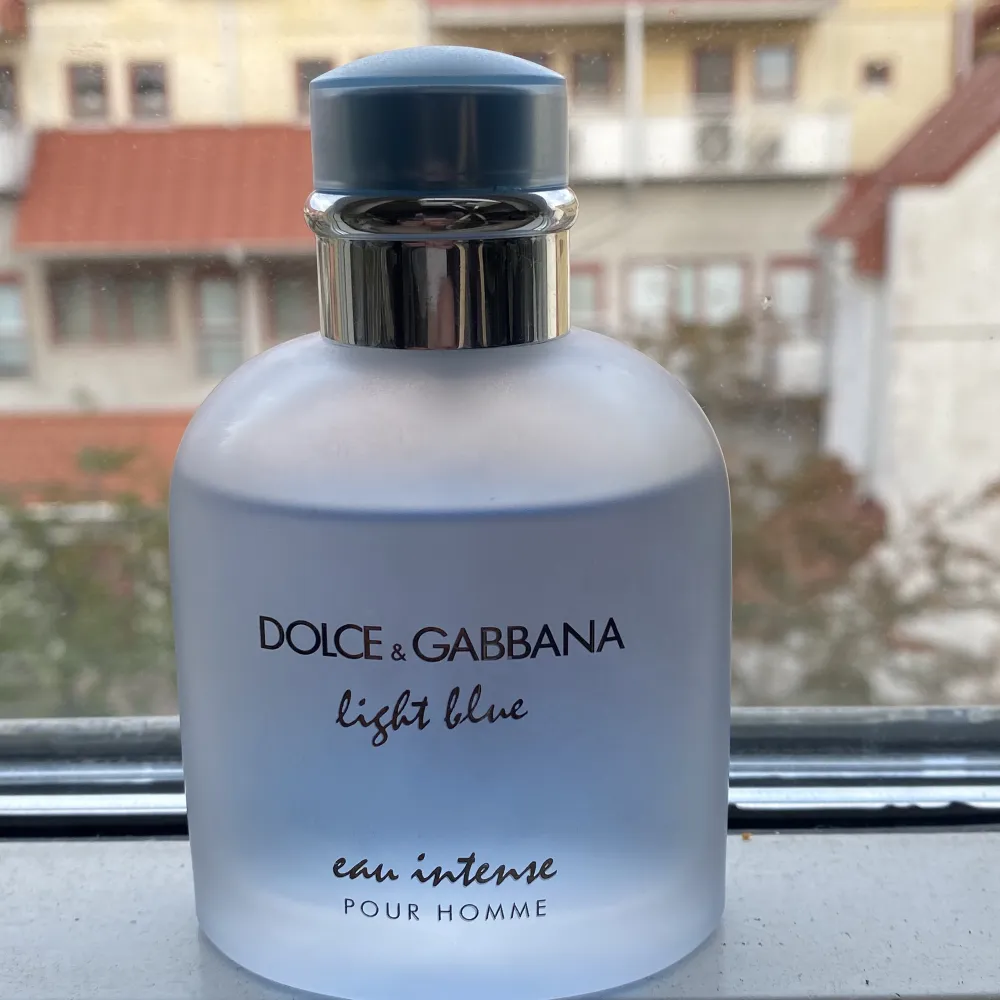 Säljer min dolce Gabbana light blue edu intense knappt använd kanske 10 ml så iaf 90 ml kvar. Köpt på serhora för 1000kr, säljer för 700. Pris kan diskuteras vid snabb affär.. Övrigt.