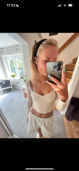 Creme-vit långärmad 🌸 - Vit/beige croppad långärmad med mjukt ribbat material💕