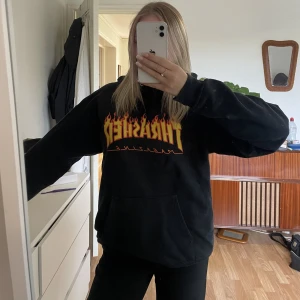 Thrasher hoodie - Säljer nu min Thrasher hoodie!! Nypris 1249kr säljer min för 350kr!😇 Väldigt fin passform men tyvärr används den ej längre☺️. Pris kan diskuteras vid snabb affär😇