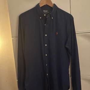 Ralph Lauren skjorta - Helt oanvänd skjorta från Ralph Lauren. Nypris ligger runt 1300 kronor.  Storlek L men sitter exakt som en vanlig M