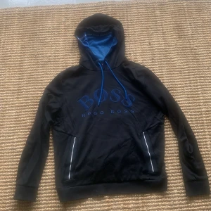 Hugo boss hoodie Storlek S - Säljer min Hugo boss hoodie nu eftersom dem blivit för liten. Skicket är 8/10, väl använd. Hör av er vid intresse eller frågor!