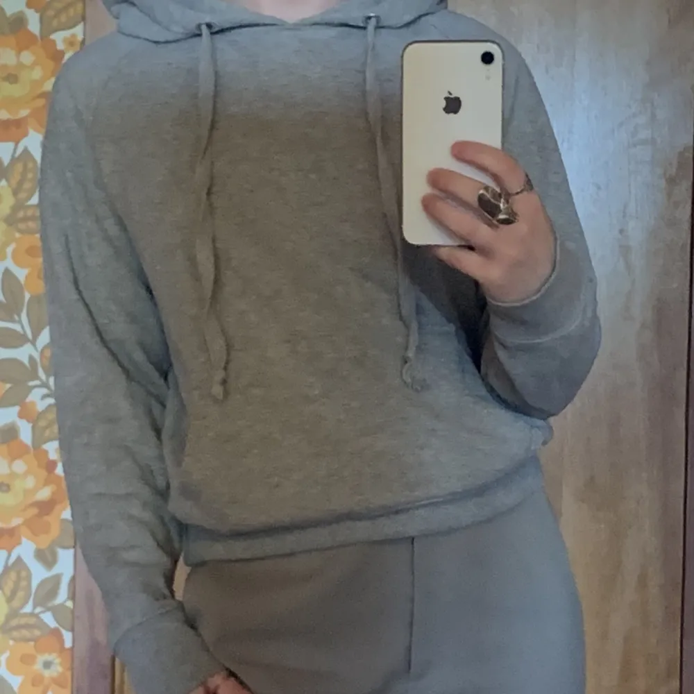 Snygg och mysig grå hoodie från crocker. Jag är 160 cm och har vanligtvis S/M. . Hoodies.