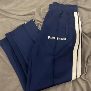 Palm angels byxor  - Säljer nu mina Palm angels byxor i storlek L för 699 dom är riktigt fina och sköna. Du står för frakten 