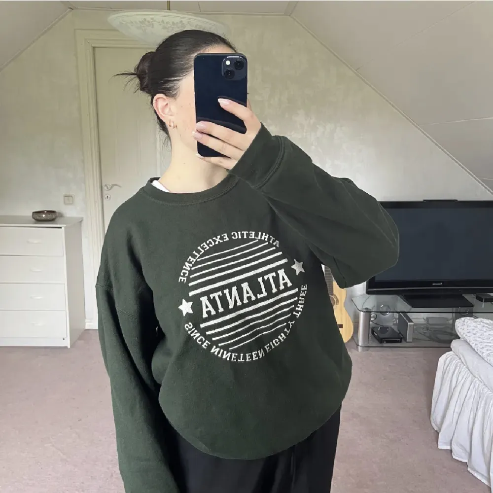 Mörkgrön sweatshirt! Jättemysig som inte används längre 🥰. Tröjor & Koftor.