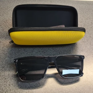 Polaroid solglasögon med poliserade glas - Modell: PLD 6141/S KB7/M9   Glasets färg är grå, som minskar bländning och förbättrar färgseende. Polarisering har lagts till i dessa solglasögon. Polariserade glas innehåller ett speciellt filter som blockerar intensivt reflekterat ljus. Strl: M (58 mm).
