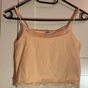 Kort linne med spets - Ett kort linne från new yorker som är super fint men används tyvärr inte längre. Den är lite blandad aprikos och rosa färgad Frakt: 45