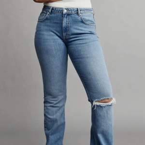 Säljer dessa fina lågmidjade jeans, dom sitter perfekt på mig som är ca 160. Hör av er vid fler frågor❤️ köptes för 500kr🫶🏼