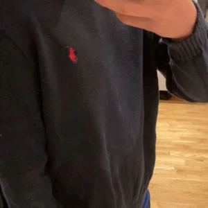 Ralph lauren tröja - Säljer denna super snygga Ralph lauren tröjan, köptes i våras och är inte använd alls mycke endast 2-3 gånger. Skick 9/10 Om ni har några funderingar eller frågor är det bara att höra av sig, om du vill ha lite fler bilder är det bara att skriva till mig!