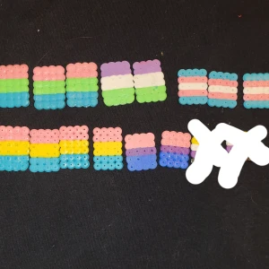 Små pride flaggor  - Pärlade pride flaggor 5 kr st