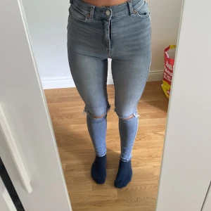Jeans - Säljer dessa gråa jeans från DRDENIM som knappt är använda🤍 stolen xs
