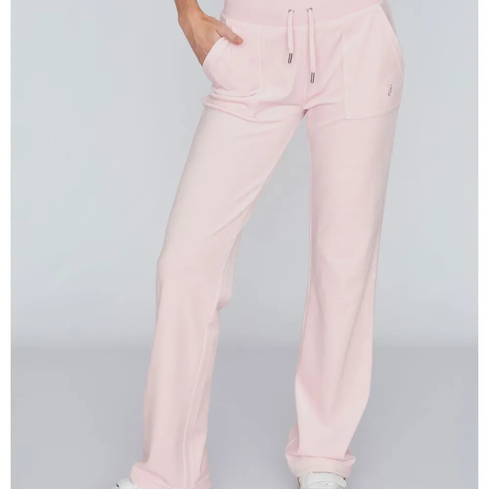 Skit fina ljusrosa juicy couture byxor i storlek S pris: 500 kr💘Säljer då de inte kommer till andvändning längre,kan gå ner i pris. Jeans & Byxor.