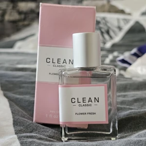 Clean parfym 30mL - Flower Fresh av Clean. Aldrig använd, endast testad! Fått i present men var tyvärr inte min stil. Fortfarande i lådan. Orginalpris 500kr.