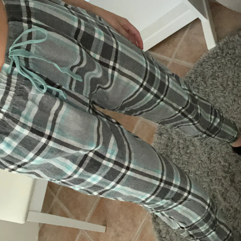 Rutiga fina pyjamas byxor. Säljer då de blivit för korta. Använt en del men är ändå i fint skick. . Jeans & Byxor.