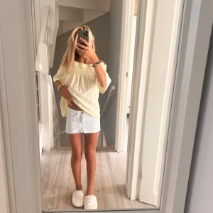 Vit jeans kjol  - Detta är en super gullig lowaist kjol. 💗 Kjolen är liten i storleken.❣️