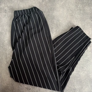 Divided kostymbyxa - Divided kostymbyxa - Endast testad. Storleken passar S-M 