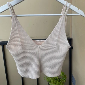 Linne/Crop top - Ribbat Linne/croptop. Knappt använd och i fint skick, väldigt mjukt och skönt! 