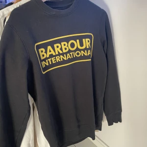 Barbour tröja  - En svart gul barbourtröja i ett väldigt bra skick. Nypris 1500 