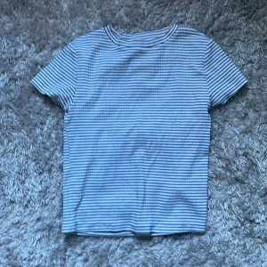 Vit och svart randig t-shirt - Ribbad t-shirt. Inte använd på ett tag. Använd cirka 3-5 gånger. Bra skick. Köpt ifrån HM. Jättefin och passar jättebra till linnebyxor nu på sommaren.🤍
