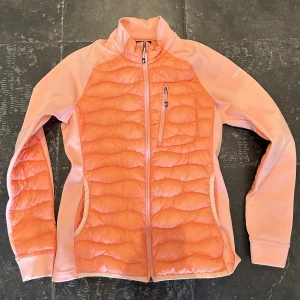 Peak performance jacka  - Peak performance helium hybrid jacka i bra skick. Rosa/orange❤️