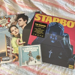 Lp skivor och cd skiva - Säljer dessa tre skrivor. De är i nyskick och har kvar original förpackningar samt så är de inplastade.  Nypris: 1200 kr Mitt pris: 900 •Lana del Rey Norman fucking rockwell! •The weeknd Starboy •veronica maggio och vinnaren är…   Pris kan diskuteras🥰