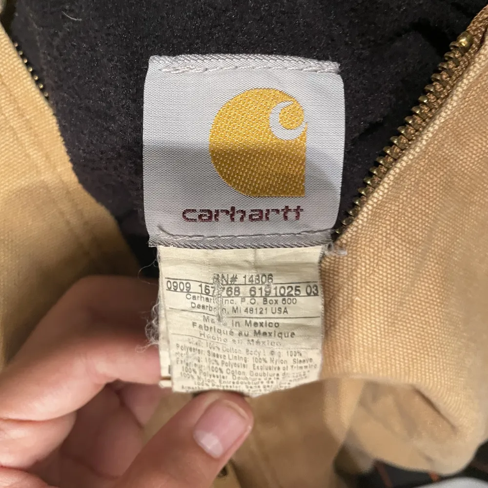 En vintage carhartt workwear jacka i storlek large kids(150-160 cm) Finns fläckar och en lagning men ingenting som störs. Meddela för mer info!!⭐️⭐️. Jackor.