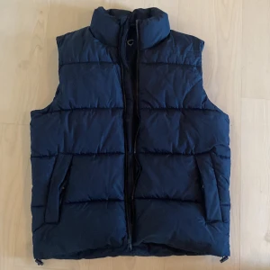 Täckväst - Mörkblå pufferväst i fint skick