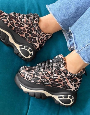 Buffalo stl 39 - Buffalo stl 39. Endast använda ett fåtal ggr. Lite märken på insidan av sulan, se bild 3  Inköpspris 1700 kr