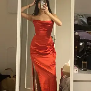 Super vacker röd klänning som är använd 1 gång och är som ny, finns inga defekter som förekommer. Den har en otrolig passform med en insydd korsett! Passar perfekt som balklänning❤️