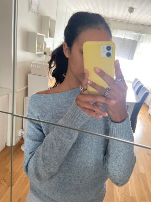 Två stickade tröjor  - Säljer dessa två i ett par för 280 vid värde 500kr! Man kan även köpa styckvis 140kr för en ! Båda finns kvar 💕🙌 rosa har ett litet litet hål men syns knappt! Nästan helt oanvända! Så snygga till hösten 