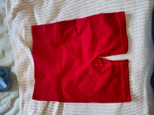 Röda gymshorts med scrunch❤️ - Jättesköna röda gymshorts med scrunch i rumpan❤️har i massa andra färger och se sitter superbra på, passar storlek s/m ❤️jättemycket stretch 