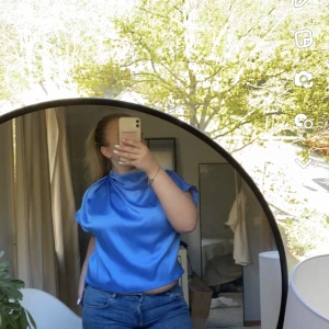 Blå silkesblus  - Säljer denna skitsnygga oanvända silkeströja från Zara med lapp kvar i nyskick❤️pris kan diskuteras 