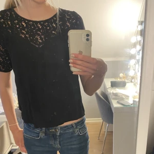 zara topp - Gullig svart topp med detaljer upptill, gamal från zara💖