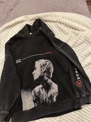 Justin Bieber hoodie - Hoodie oversized med Justin Bieber som motiv. Använd endast en gång