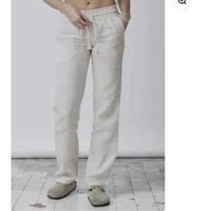 Linnebyxor  - Säljer ett par helt nya oanvända linnebyxor med lappen kvar eftersom jag råka beställa dubbla. Byxorna är storlek Xs i färgen beige från Skagen clothing.  Nypris 799kr nu 500kr