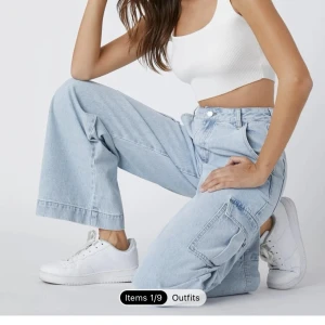 Cargo pants  - Ett par blåa cargo pants från SHEIN i storlek 26!💗💗 de är jätte ikoniska och till och med jag blir ledsen av att sälja de💗💗😭. Passar ihop med nästan allt och har en bra skick!💗