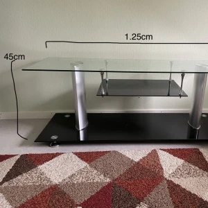 Tv bord  - Vi säljer en tv bord som är helt nytt utan nåt skada på. Det är perfekt skick och jätte fint för alla hem design 