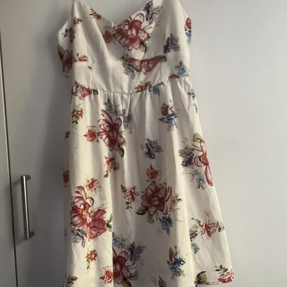 Säljer denna klänning från zara med ett blommig mönster. Klänningen är ganska kort. Har inte använt denna så mycket så den är i bra skick. Policy för köp står längst ner i mitt flöde. . Klänningar.