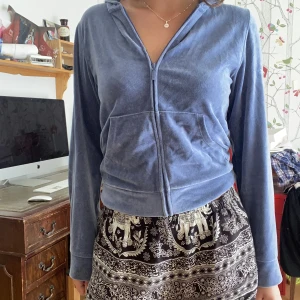 marinblå myströja med luva  - jätte mysig och mjuk tröja från cubus, köpt för ca 1 och ett halvt år sedan men har inte används mycket så det är därför den säljs. passar perfekt som myströja hemma bara eller ute. pris kan diskuteras :)  storlek S men passar nog på xs- m